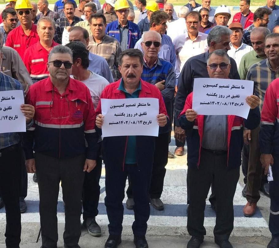 چهارشنبه دهم آبان ماه، پرسنل رسمی شرکت بهره برداری نفت و گاز آغاجاری مجددا تجمع اعتراضی برگزار کردند.