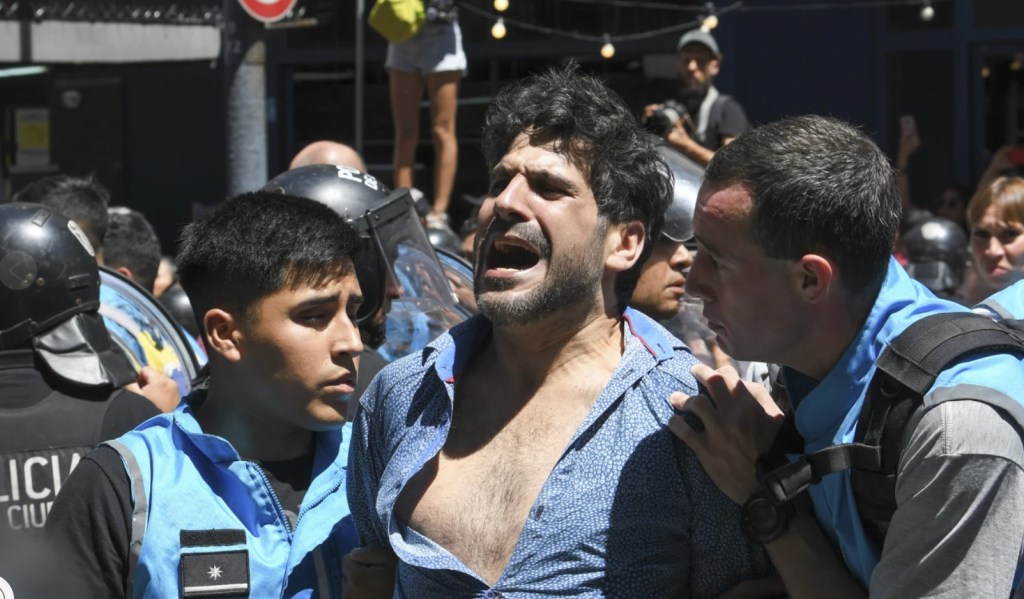 اتحادیه های کارگری آرژانتین در اعتراض به کاهش بودجه، مقررات زدایی و ریاضت اقتصادی رئیس جمهور به خیابان ها&nbsp;آمدند.