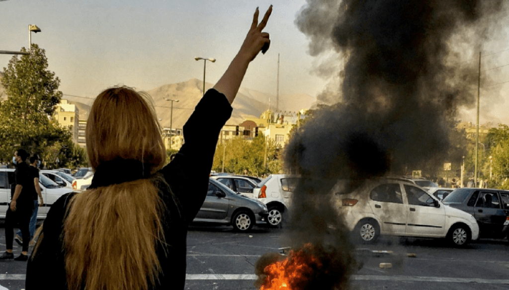 ایستاده ایم تا پایان! بیانیه جمعی از زنان کشور به مناسب دومین سالروز خیزش ژینا/مهسا&nbsp;امینی