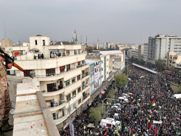 بیانیه جمعی از فعالان سیاسی و مدنی: گره زدن سرنوشت مبارزات مردم ایران به «مداخله خارجی»، «فشار نظامی» یا «تحریم‌های مخرب»، اقدامی خطرناک و غیرمسئولانه&nbsp;است!