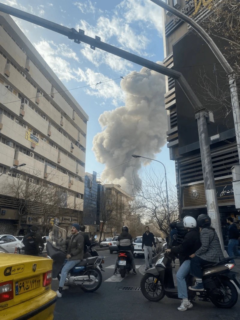 در زیر سایه ی دوگانه ی جنگ و سرکوب؛ مردم آستین ها را برای کمک به یکدیدگر بالا می&nbsp;زنند!